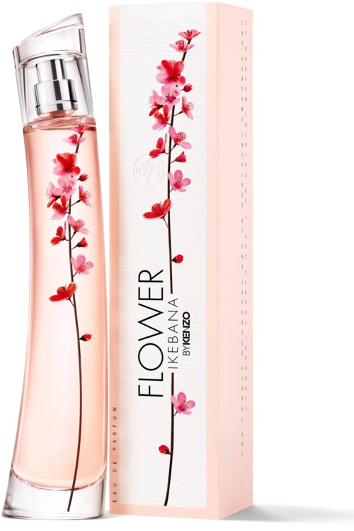 Lange, geschwungene Parfümflasche mit pinker Flüssigkeit und Blumenmuster, neben einem pinken Karton mit gleichem Design.