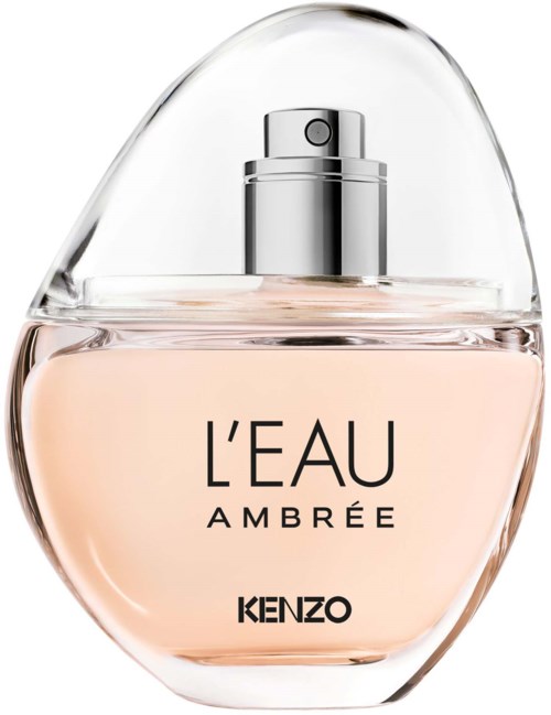 En parfymeflaske med rosa væske, merket L'EAU AMBRÉE av KENZO i en gjennomsiktig og bøyd glassbeholder.