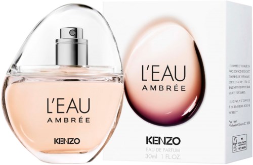 En parfymeflaske og eske, begge merket L'EAU AMBRÉE av KENZO, med myke rosa og klare farger og enkel design.