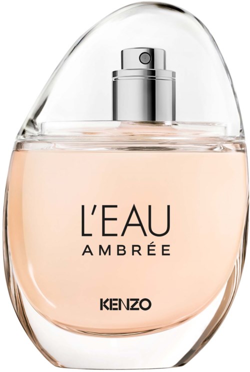 En parfymeflaske med klar, lett rosa væske inni. Flasken har en sølv spray og en rund, elegant form.