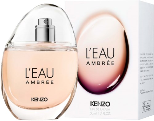 En parfymeflaske og eske merket L'EAU AMBRÉE av KENZO, med myke fersken- og rosa farger og enkel design.