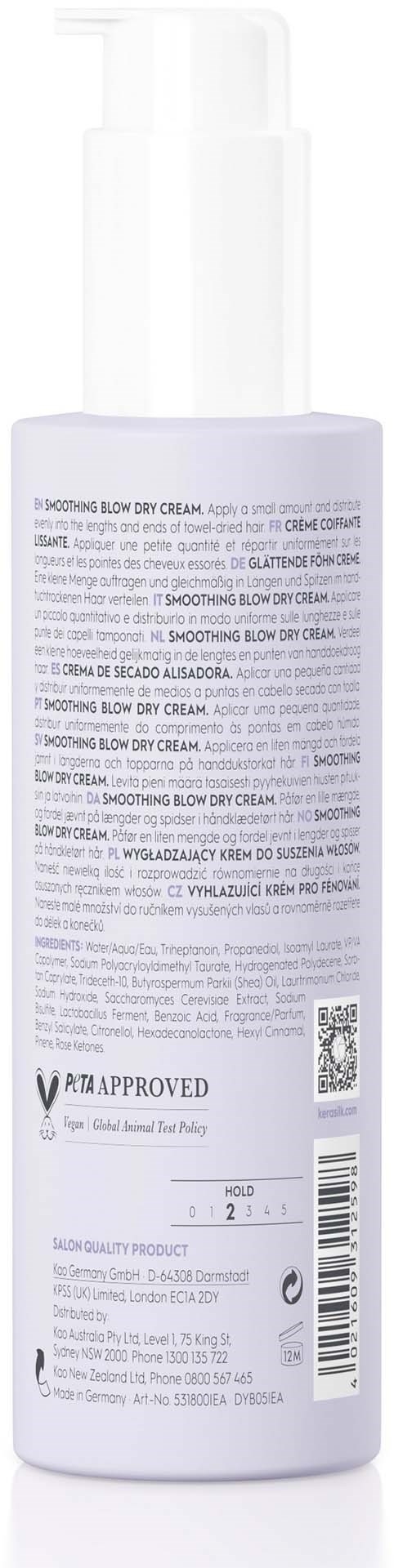 Eine weiße Flasche mit Pumpe, enthält ein Hautpflegeprodukt namens Smoothing Blow Dry Cream, mit Text und QR-Code.