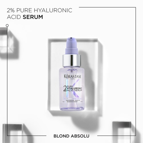 Kleine heldere fles met hyaluronzuurserum, paarse dop en label met productnaam.