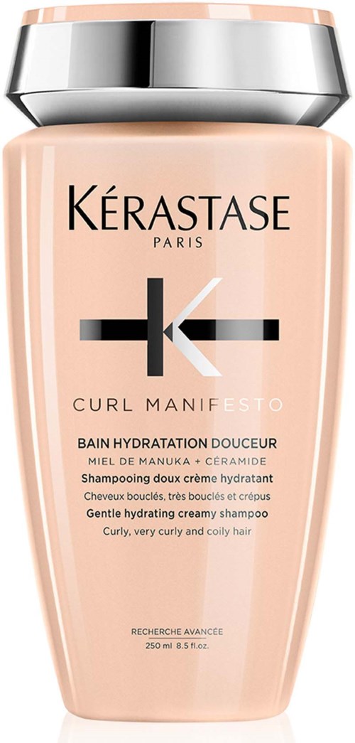 Een fles zachte hydraterende shampoo voor krullend haar met roze en zilveren ontwerp.