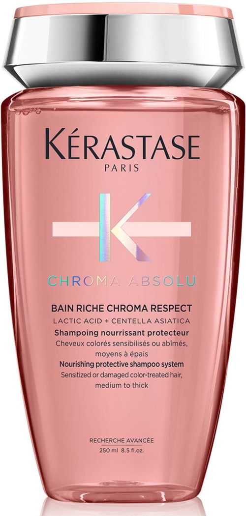 Een roze shampoo fles met een zilverkleurige dop, gemerkt "Kérastase Paris" en "Chroma Absolu."