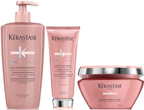 Drie roze haar- en huidverzorgingsproducten van Kérastase, inclusief shampoo, masker en leave-in.