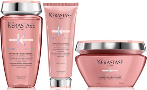 Drie roze haarverzorgingsproducten met zilveren deksels, gelabeld met merk- en productnamen, naast elkaar geplaatst.
