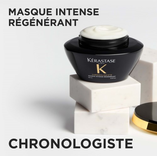 Een zwarte pot met witte crème erop, op witte blokken, met tekst die een voedend haarmasker promoot.