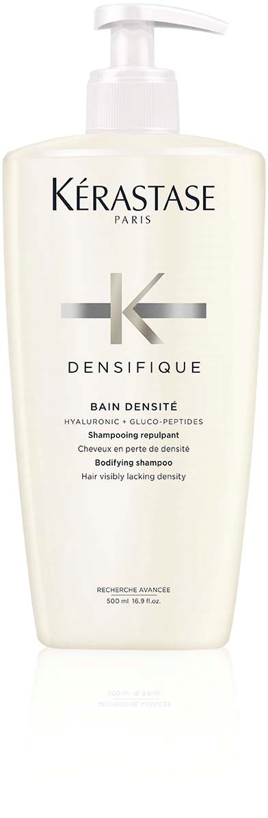 Een witte fles Kérastase Densifique shampoo met pomp, label voor haardikte en dichtheid.