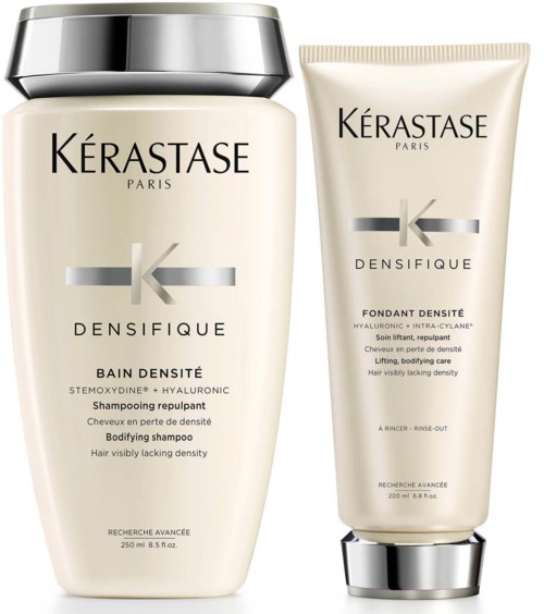 Twee haarverzorgingsproducten van Kerastase Densifique, een shampoo en een voedende behandeling. Beiden in crèmekleurige flessen.