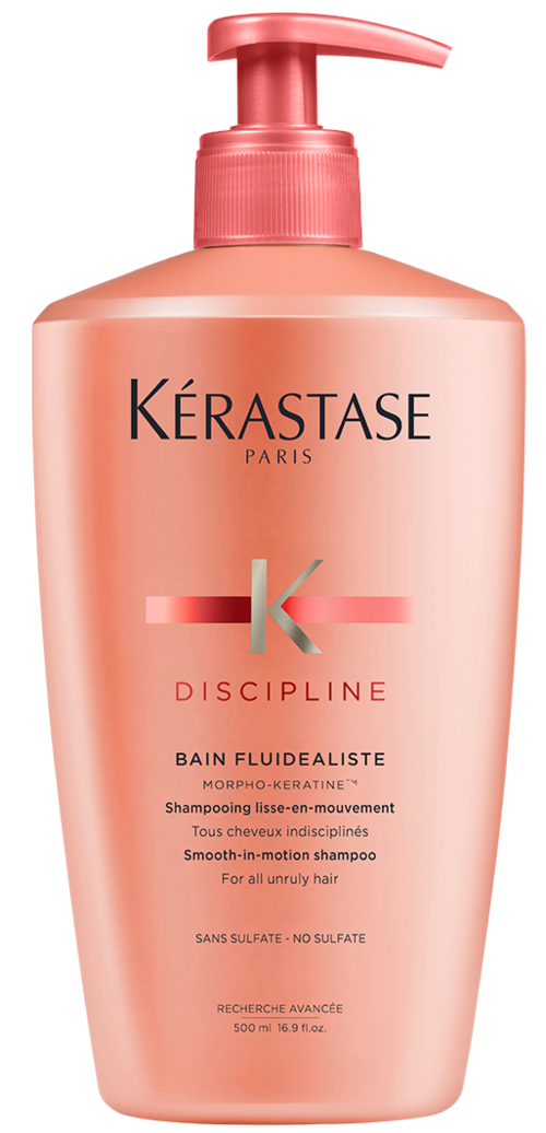 En rosa flaska med Kerastase Discipline-schampo med pumpförpackning för rufsigt, slätt hår. Etiketten visar produktinformation.