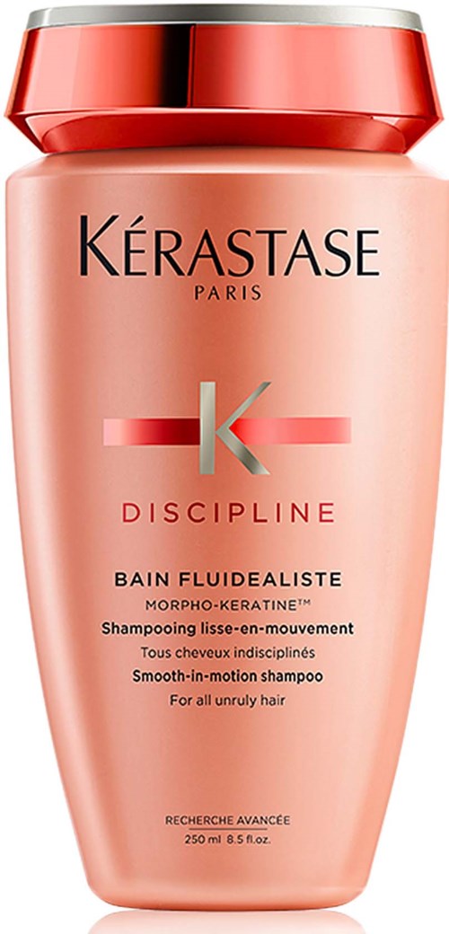Een roze fles met een rode dop van Kérastase, gelabeld 'Discipline' shampoo voor ruw haar, 250 ml.