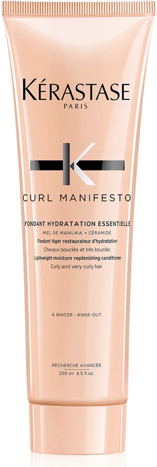Een roze tube met zwarte en witte tekst, merknavn Kerastase, productnaam Curl Manifesto. Het is een haarhydratatieproduct.