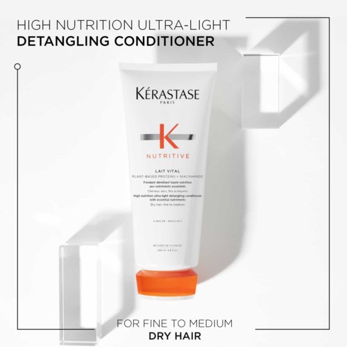 Een witte haarconditionerbuistand met oranje deksel, gelabeld 'Kérastase Nutritive,' voor fijn tot medium droog haar.