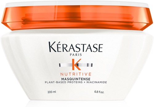 Een witte pot met oranje deksel, gelabeld Kérastase Nutritive masker voor haarverzorging. Bevat plantaardige eiwitten en niacinamide.