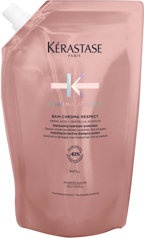Roze shampoefles met zwarte, witte en blauwe tekst, merk Kérastase, noemt Chroma Absolute, refill en haarverzorging.