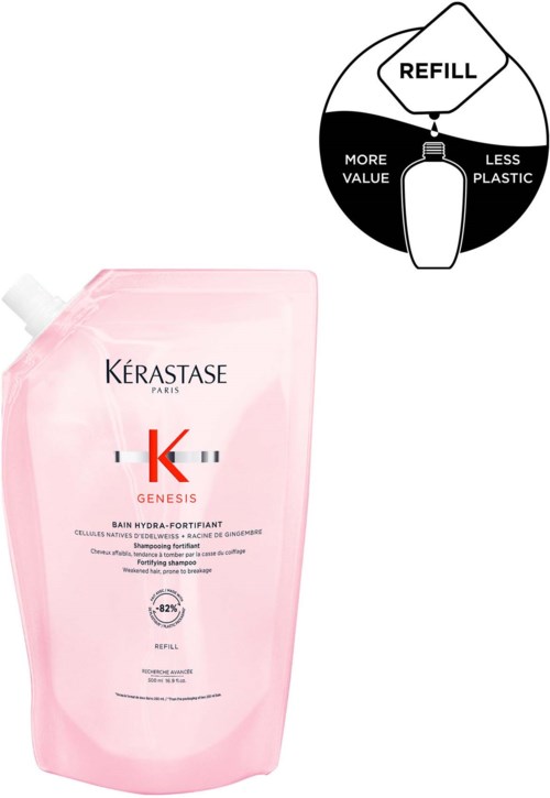 Een roze navulfles van Kérastase shampoo met instructies over minder plastic.