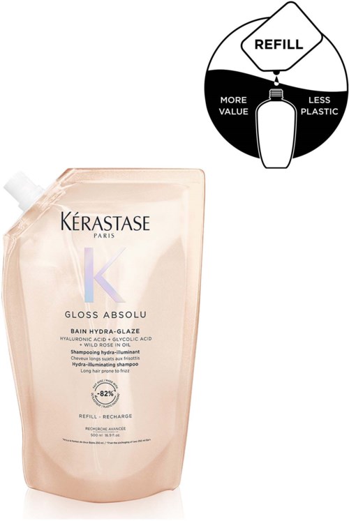 Eine nachfüllbare Shampoo-Flasche von Kérastase mit Etikett und Diagramm, das Vorteile des Nachfüllens zeigt: mehr Wert, weniger Plastik.