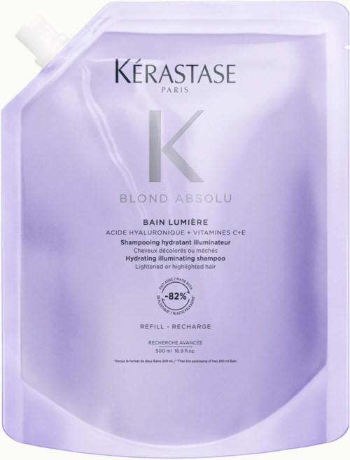 Dit is een paarse navulverpakkingszak voor Kérastase Blond Absolu hydraterende shampoo met vitamines en hyaluronzuur.