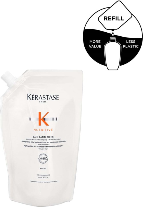 Een witte refill-verpakking voor shampoo met zwarte en oranje tekst, en een diagram dat minder plastic en meer waarde aangeeft.