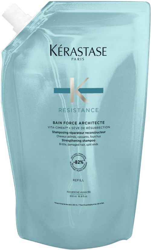 Lichtblauwe navulfles voor shampoo uit de Kérastase Resistance-serie met productdetails op de voorkant.