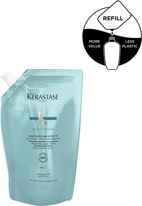 Een grote lichtblauwe fles shampoo met label 'Kérastase Resistance' en refill-etiket die meer waarde met minder plastic toont.
