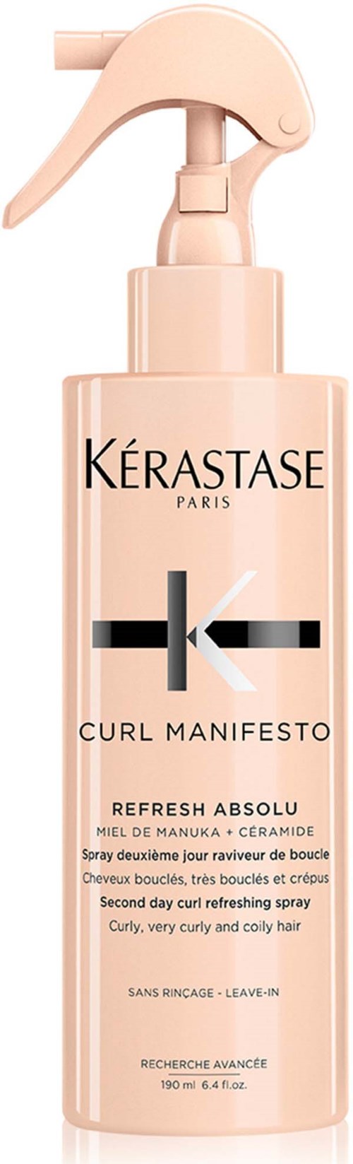 Een roze fles met pomp toont dat het Kérastase Curl Manifesto verfrissende spray voor krullend haar bevat.
