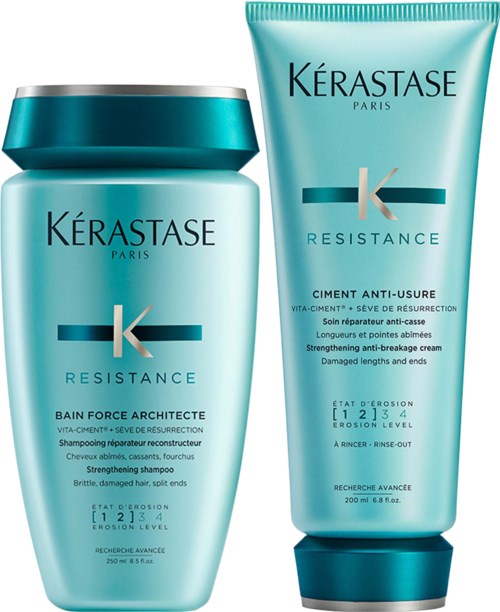 Twee haarverzorgingsproducten in blauwe verpakkingen, een shampoo en een versterkende crème, voor beschadigd en breekbaar haar.