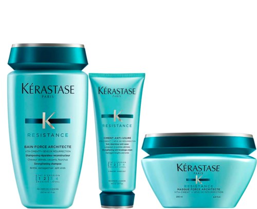 Drie haarverzorgingsproducten in blauwe containers van Kérastase Resistance lijn. Includeert shampoo, serum en masker.