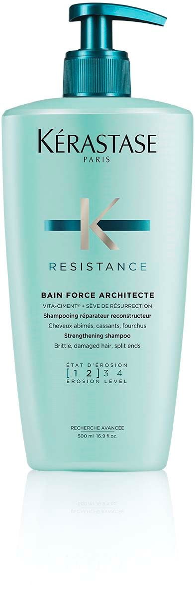 Een lichtblauwe fles Kérastase Resistance shampoo met pomp, met tekst en logo, voor beschadigd haar.