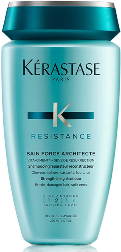 Een blauw shampoo fles met Kérastase branding, gelabeld Resistance Bain Force Architecte, voor beschadigd haar.