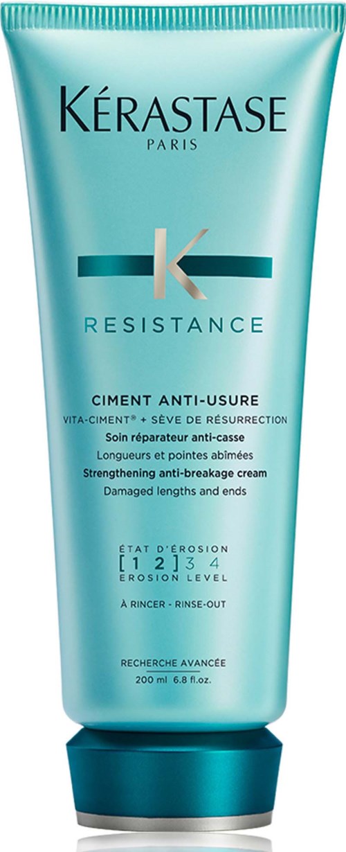 Een turquoise tube met Kerastase Resistance anti-breukcrème voor beschadigd haar. Tekst benadrukt de voordelen en gebruik.