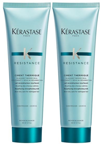 To rør med Kérastase Resistance hårpleie står side ved side, i lys blå emballasje med mørk blå og gull detaljer.