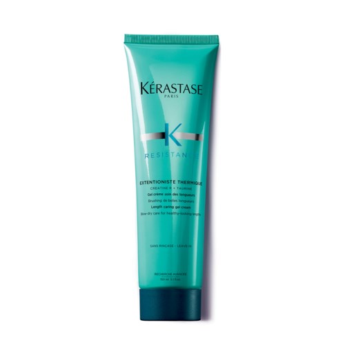 Een turquoise tube met Kérastase Resistance haarproduct met zwarte en blauwe tekst. Het staat rechtop en lijkt vol.