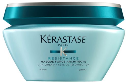 Een lichtblauwe haarmasker container met een donkerblauwe deksel, gemerkt "Kerastase Resistance" en andere details.