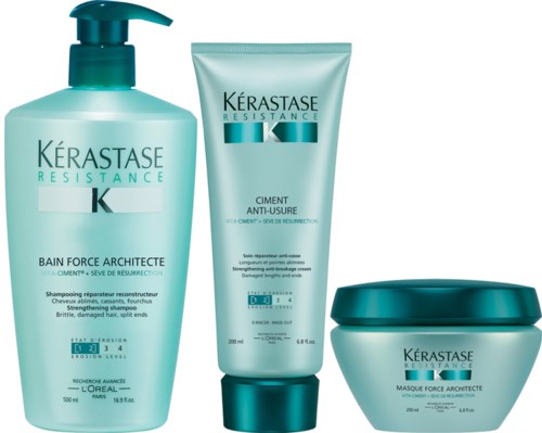 Et hårpleiesett merket 'Kérastase Resistance,' inkludert sjampo, balsam og hårkrem i blågrønne pakninger.