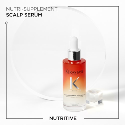 Een rood-wit flesje met 'KERASTASE'-label en pipetdop, promoot hoofdhuidserum voor haargeluk.