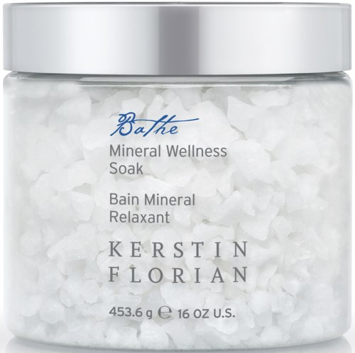 Ett kärl med mineralbad salt från Kerstin Florian, väger 453,6 gram.