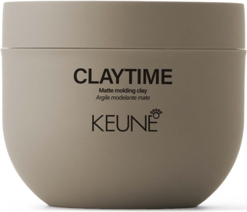 Ein beiger Behälter mit schwarzen Texten: claytime, matte formhalte Ton, und Keune-Logo.