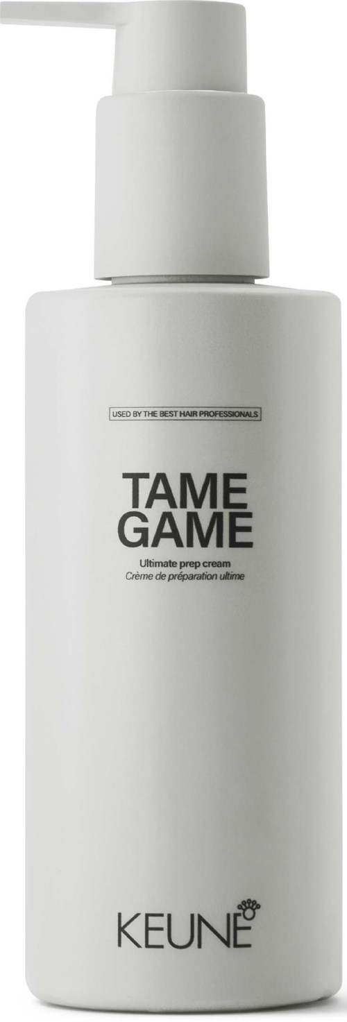 Valkoinen pullo, jossa pumppu, merkitty "TAME GAME" ja "KEUNE" alareunassa.
