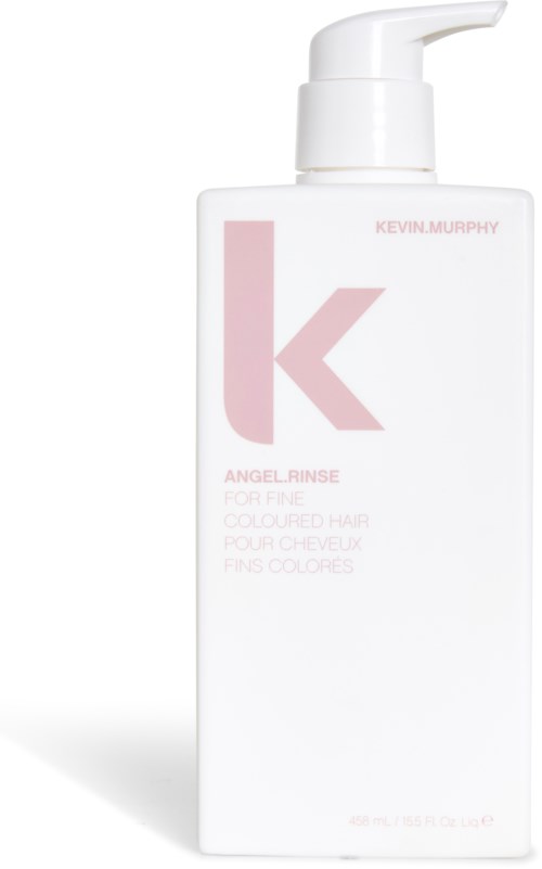En vit flaska med pump, märkt Kevin Murphy Angel Rinse för fint, färgat hår. Enkel design, rosa bokstav 'K' på framsidan.