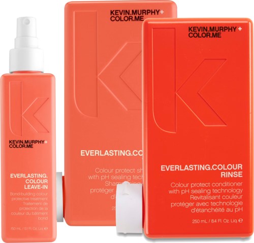 Rote Kevin Murphy Haarprodukte, einschließlich Spray, Conditioner und Haarspülung, in Markenverpackungen.