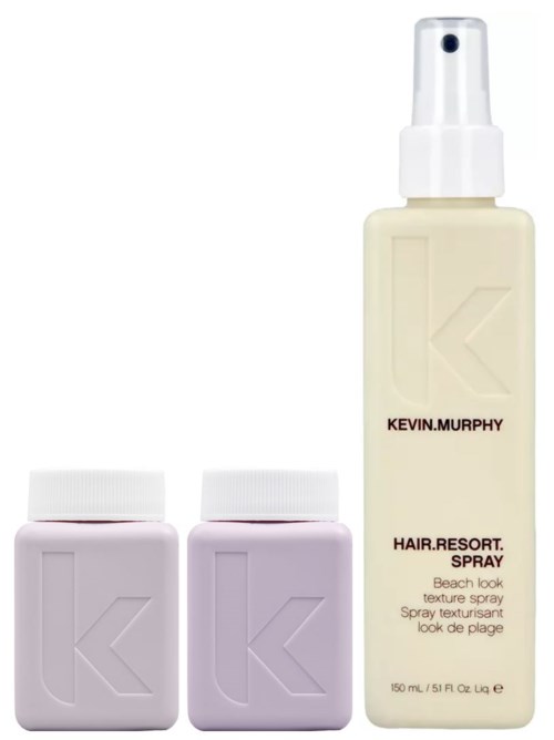 To små beholdere og en sprayflaske, alle merket Kevin Murphy, relatert til hårpleie.