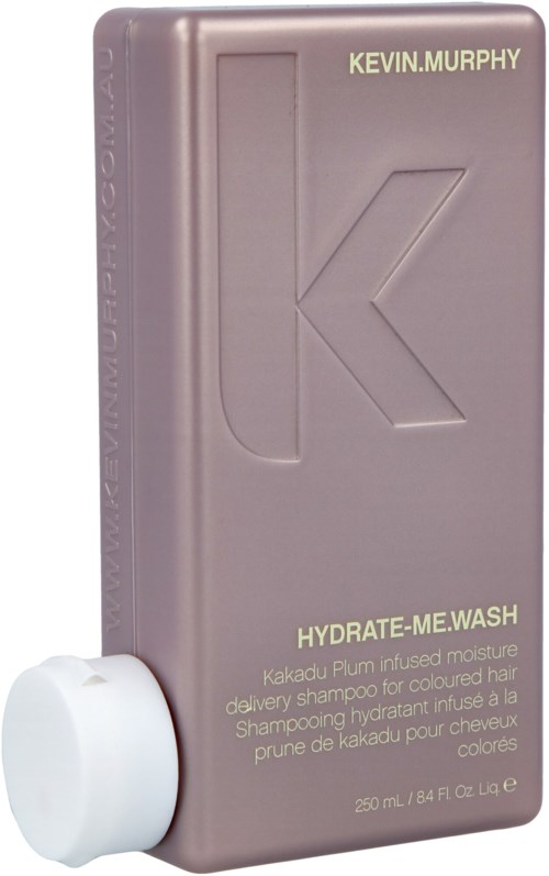 Eine lila Flasche mit weißem Deckel, beschriftet 'KEVIN.MURPHY' und 'HYDRATE-ME.WASH'. Es ist eine Shampoo-Flasche.