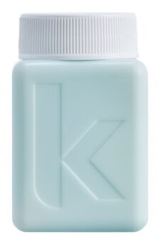 En vit plastflaska med vit lock, med ett upphöjt 'K' och 'L' på framsidan.