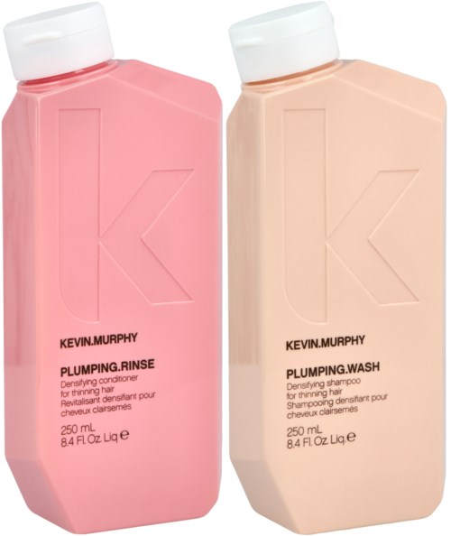 Zwei Flaschen Kevin.Murphy Haarprodukte, eine pink beschriftet 'Plumping Rinse' und eine beige 'Plumping Wash'.