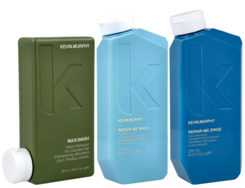 Tre flasker med Kevin Murphy hårprodukter i grønt, lyseblått og mørk blått med hette. Logo på flaskene.