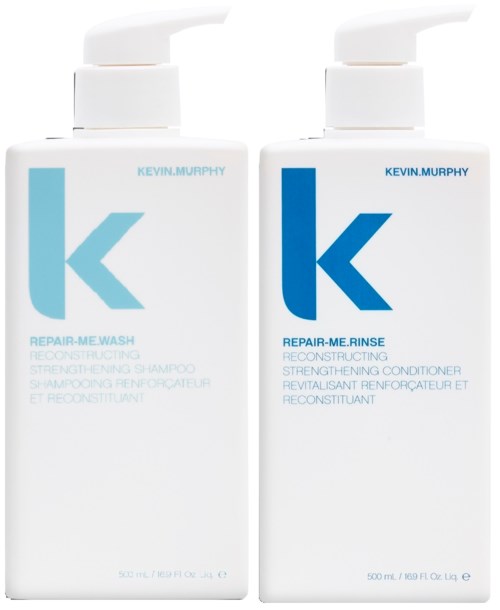 Zwei weiße Flaschen mit blauen Etiketten für Haarpflegeprodukte, nebeneinander.