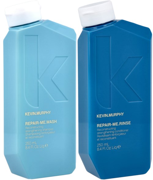 Zwei Flaschen Kevin Murphy Haarprodukte, eine hellblau und eine dunkelblaue mit weißen Deckeln. Sie sind für Reparatur und Stärkung gekennzeichnet.