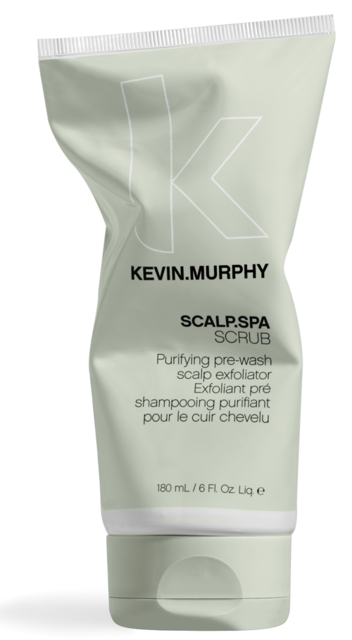 Eine Tube Kevin.Murphy scalp scrub mit weißer und grüner Verpackung, als reinigende Vorwäsche für Haare.